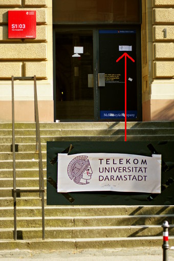Telekom Universität Darmstadt (angeklebt an McKinsey-Werbung an einer Eingangstür zum alten Hauptgeb&aumlude)